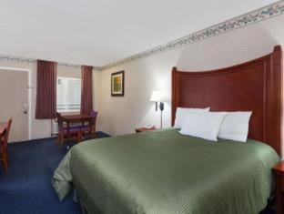 Travelodge By Wyndham Orange County Airport/ Costa Mesa Room photo